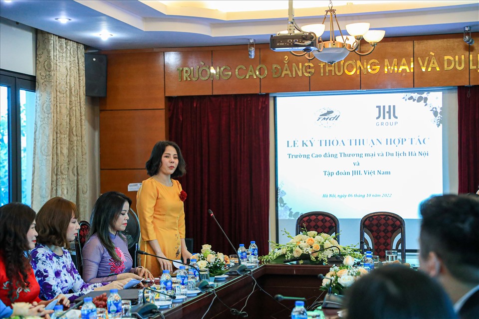 Tiến sĩ Trịnh Thị Thu Hà - Hiệu trưởng Trường Cao đẳng Thương mại và Du lịch Hà Nội phát biểu tại lễ ký kết thoả thuận. Ảnh: Minh Dân