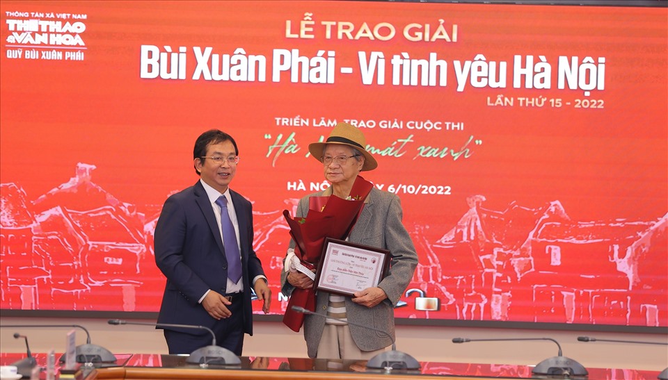 Đạo diễn Trần Văn Thủy nhận Giải thưởng Lớn - Vì tình yêu Hà Nội 2022. Ảnh: Hòa Nguyễn