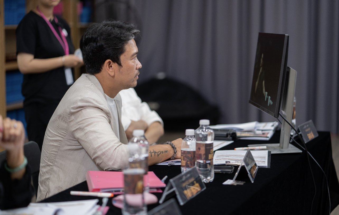 Đạo diễn Lý Minh Thắng chăm chú theo dõi phần casting của các ứng viên. Ảnh: NSX.
