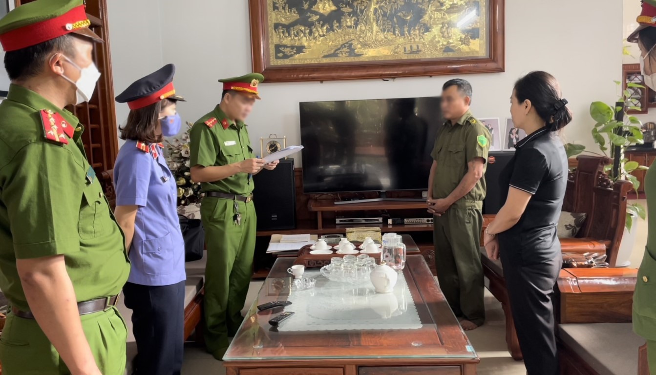 Cơ quan CSĐT Công an huyện Quỳ Hợp tống đạt Quyết định khởi tố bị can đối với Hoàng Thị Hương Thảo. Ảnh: Bình Minh
