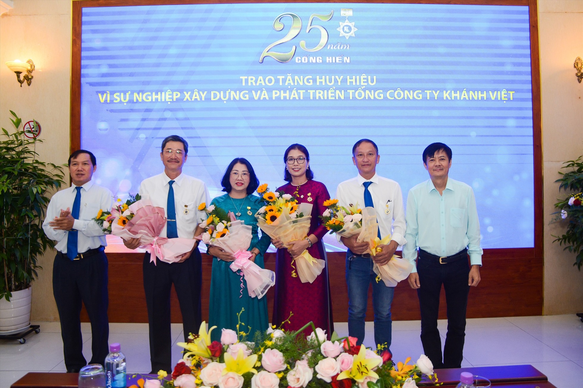 Lãnh đạo Tổng Công ty Khánh Việt trao huy hiệu cảm ơn người lao động đã gắn bó lâu dài, góp phần xây dựng công ty phát triển. Ảnh: K.H
