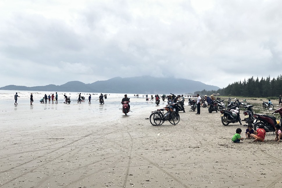 Hình ảnh người dân xã Thịnh Lộc (Lộc Hà, Hà Tĩnh) đổ xô ra biển bắt sò lông dạt vào bờ sau bão số 4. Ảnh: TT.