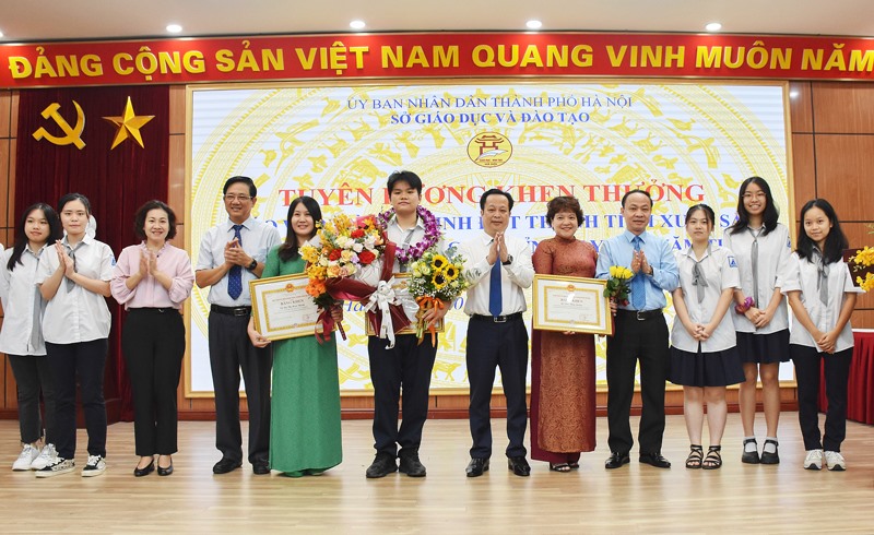 Lãnh đạo Sở Giáo dục và Đào tạo Hà Nội chúc mừng thành tích của thầy, trò Trường Trung học phổ thông chuyên Hà Nội - Amsterdam.