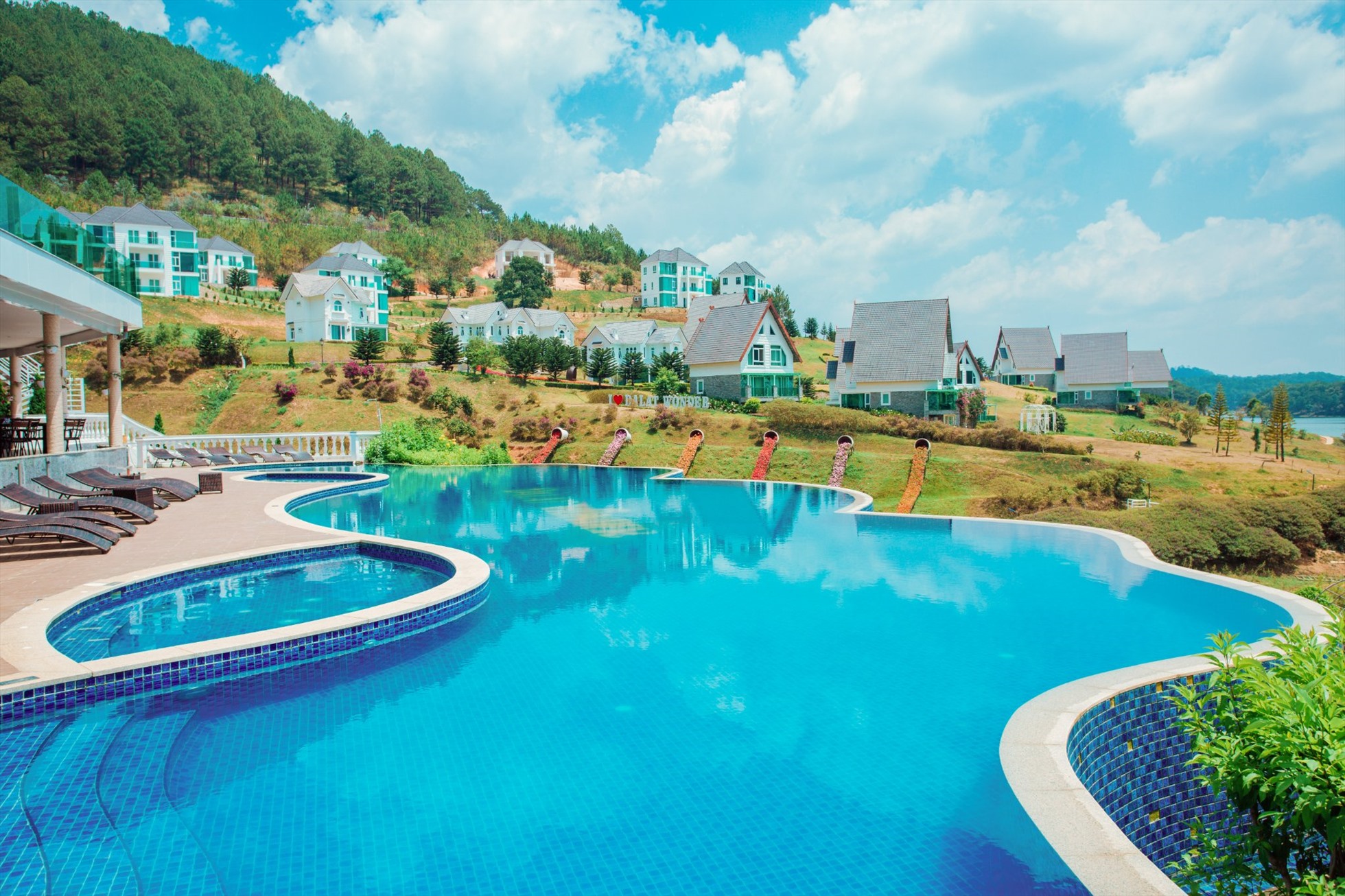 Bể bơi vô cực ngắm hồ Tuyền Lâm. Ảnh: Dalat Wonder Resort
