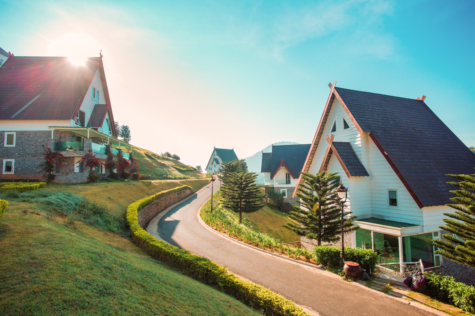 Những căn biệt thự mái cao đậm nét Âu. Ảnh: Dalat Wonder Resort