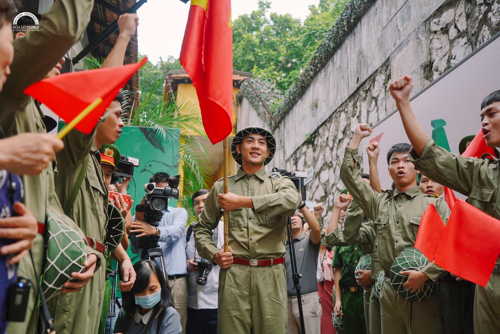 Để theo dõi những hoạt cảnh tái hiện đoàn quân tiếp quản Thủ đô trong trưng bày, các đoàn khách cần đăng ký trước. Ảnh: Di tích Nhà tù Hỏa Lò