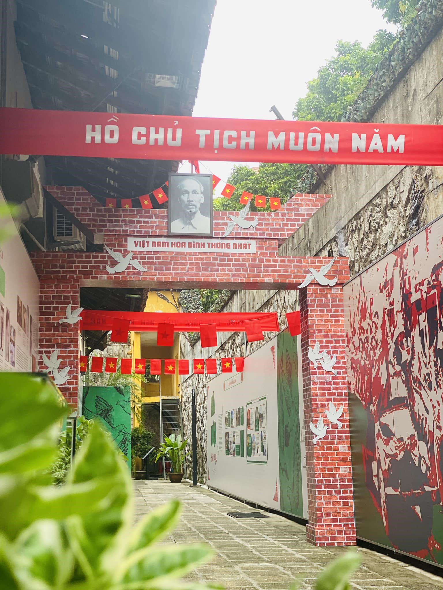 Trưng bày “Khúc ca khải hoàn” đang mở cửa đón khách tham quan nhân dịp kỷ niệm 68 năm ngày Giải phóng Thủ đô. Ảnh: Di tích Nhà tù Hỏa Lò