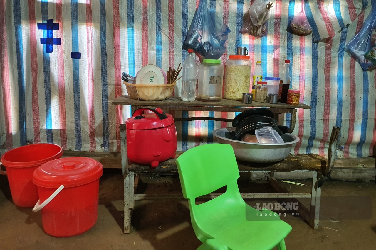 Khu bếp đơn sơ, thiếu thốn của thầy cô giáo “cắm bản” tại điểm trường Kéo Hỏm.
