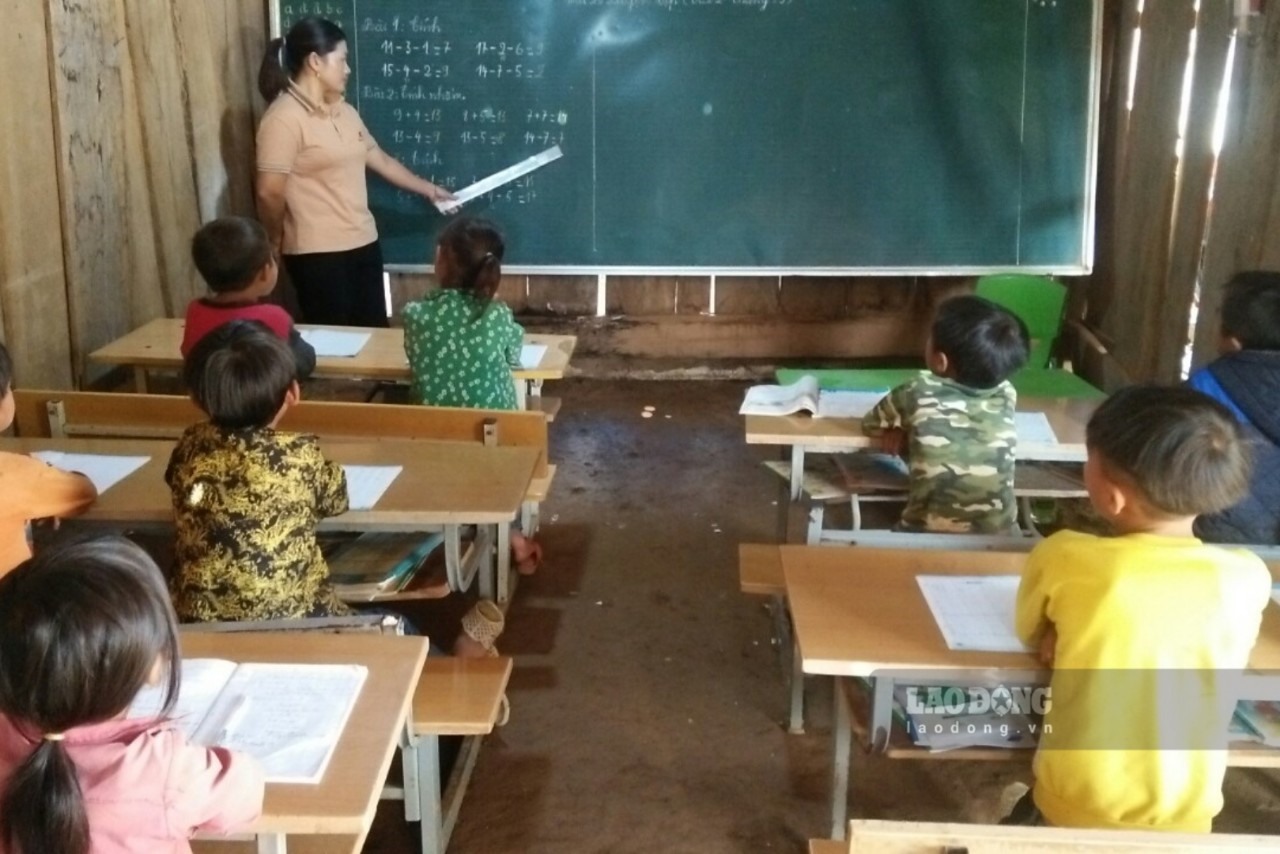 Hiện học sinh Tiểu học ở Kéo Hỏm đang phải học tập tại gian nhà tạm dựng bằng ván gỗ, lợp bờ rô xi măng.