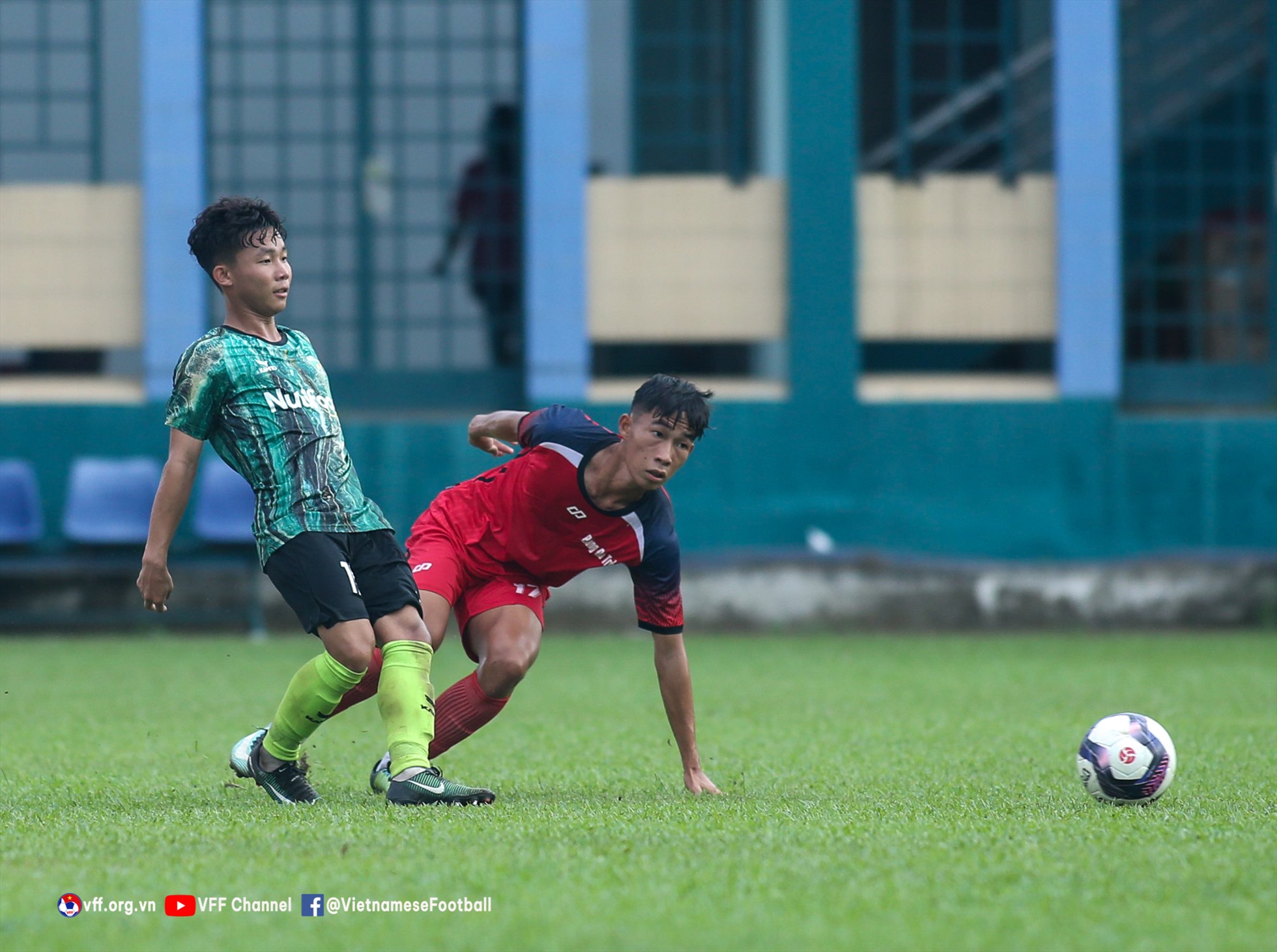 Trận đấu giữa Học viên Nutifood (áo xanh) và Tây Ninh diễn ra căng thẳng. Ảnh: VFF
