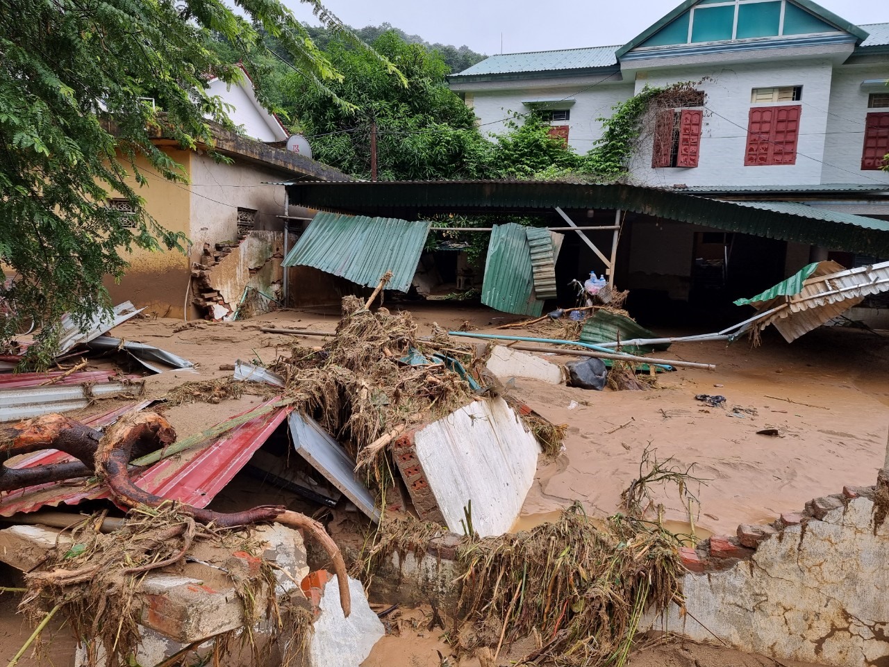 Lũ quét ngày 2.10 gây thiệt hại cho huyện Kỳ Sơn khoảng 100 tỉ đồng. Ảnh: QĐ