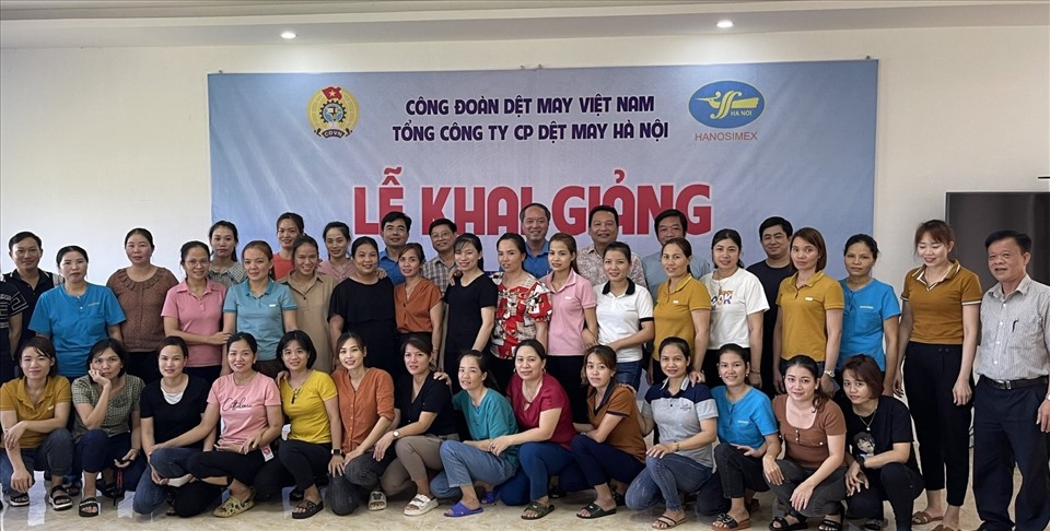 Các học viên của lớp tổ chức tại Tổng Công ty CP Dệt May Hà Nội chi nhánh Nhà máy May Nghi Lộc . Ảnh: CĐN