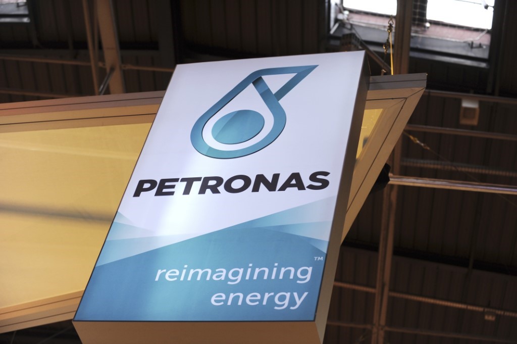 Logo công ty năng lượng nhà nước Malaysia Petronas trong triển lãm Hội nghị Khí đốt Thế giới ở Paris năm 2015. Ảnh: AFP