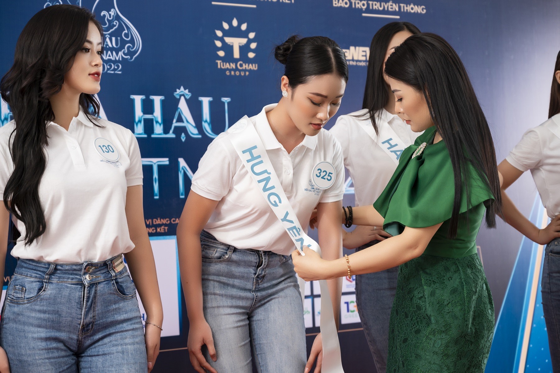 Top 50 thí sinh Hoa hậu Biển Đảo Việt Nam 2022 nhận sash từ ban tổ chức. Ảnh: BTC.