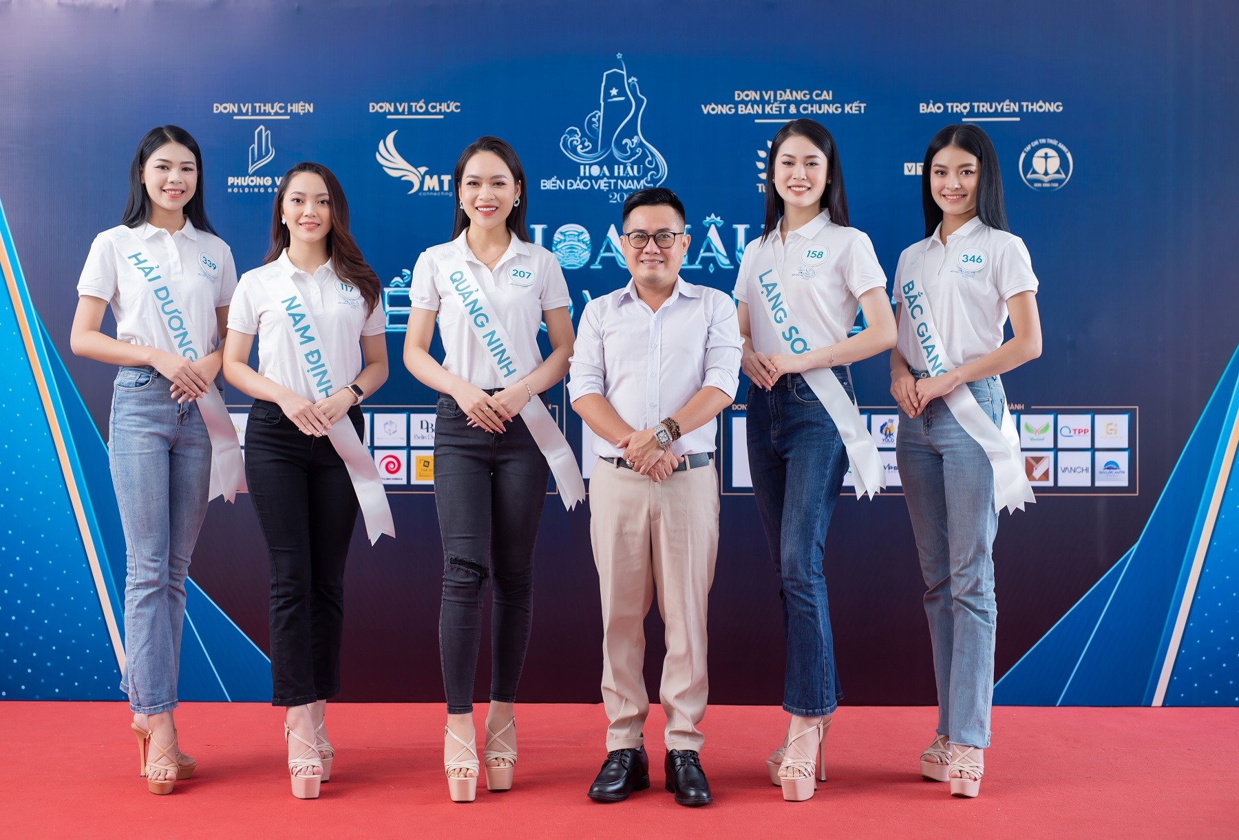 Top 50 thí sinh Hoa hậu Biển Đảo Việt Nam 2022 nhận sash từ ban tổ chức. Ảnh: BTC.
