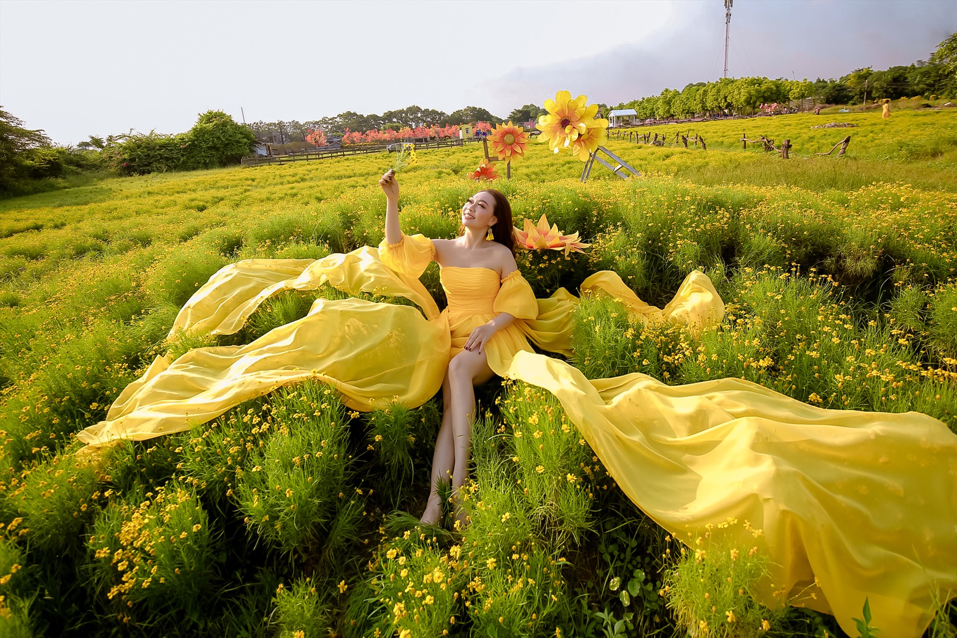Thỏa sức “thả dáng” giữa khu vườn rợp sắc vàng.