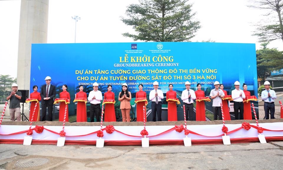 Chủ tịch HĐND TP Nguyễn Ngọc Tuấn cùng các đại biểu khởi công Dự án Tăng cường giao thông đô thị bền vững cho dự án tuyến đường sắt đô thị số 3 Hà Nội.