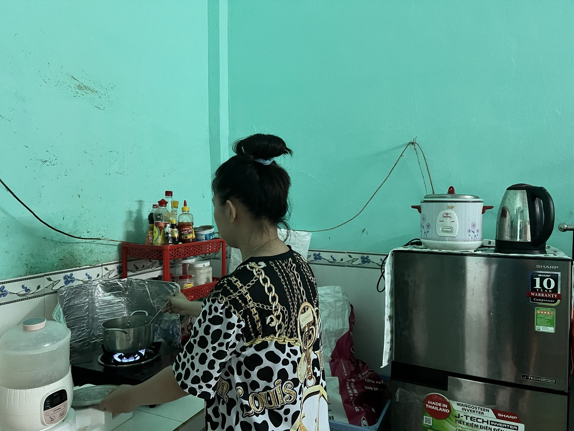 Đang nuôi con nhỏ 3 tuổi học mầm non, trong khi thu nhập vợ chồng chỉ 7 triệu/tháng chị Nguyễn Thị Ngọc Huyền lo lắng nếu giá điện tăng lên
