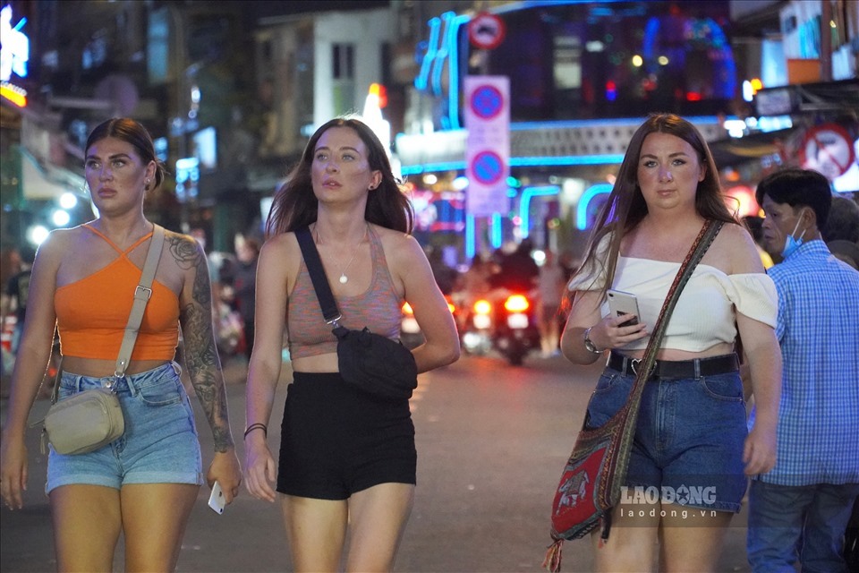 Khách nước ngoài dạo chơi ở phố Bùi Viện hồi tháng 4.2022. Ảnh: Thanh Chân