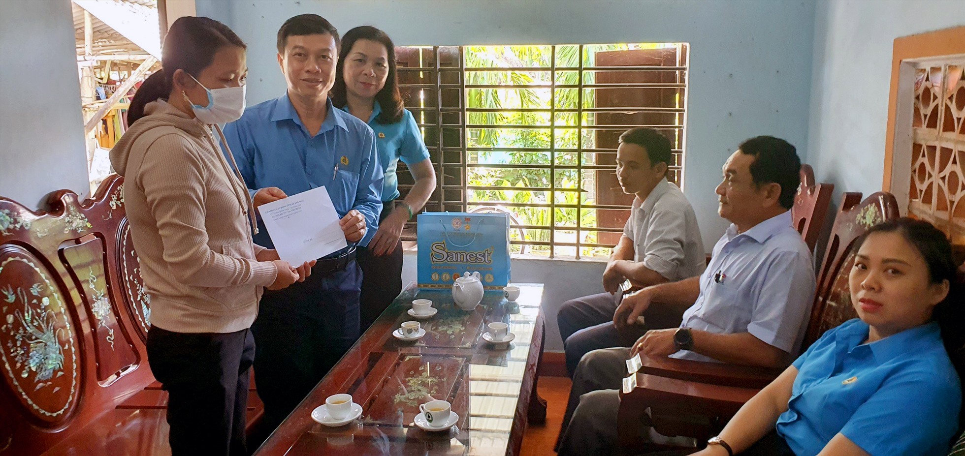 Đoàn đến thăm gia đình và tặng quà cho đoàn viên Nguyễn Thị Thanh Thúy, đang sinh hoạt tại CĐCS xã Nghĩa Mỹ.