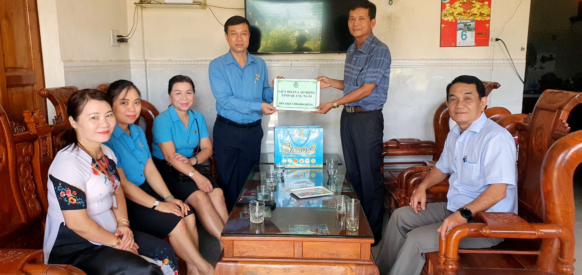 Đoàn cũng đến thăm và tặng quà hỗ trợ gia đình anh Đinh Văn Đông thuộc CĐCS Trường Tiểu học Tân An, xã Nghĩa Trung