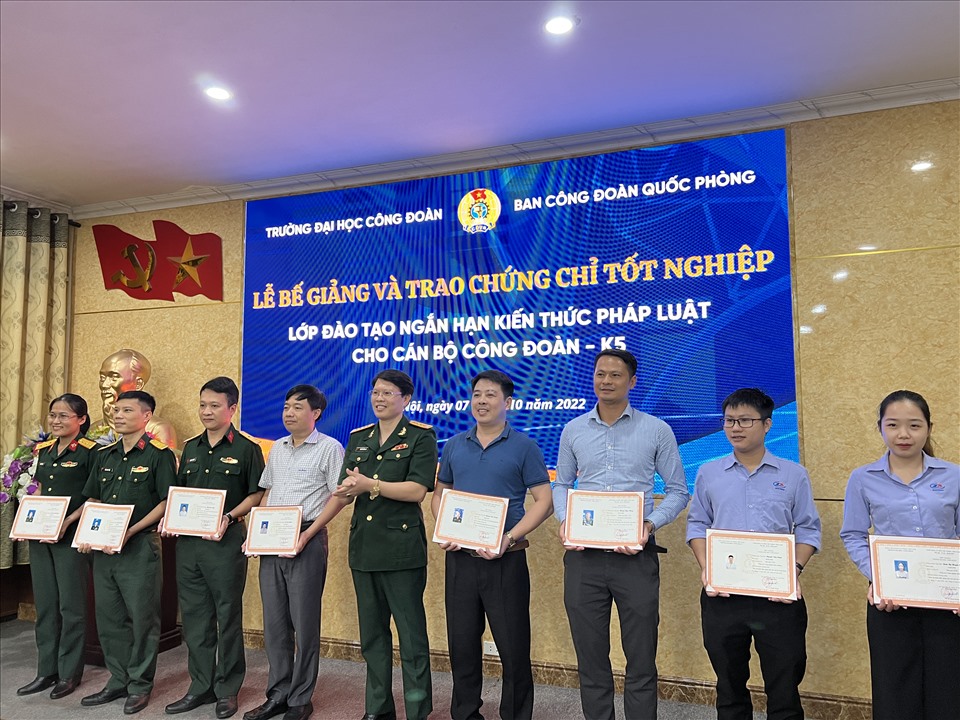 Đại tá Nguyễn Hồng Lợi trao Chứng chỉ cho các học viên. Ảnh: L.Nguyên