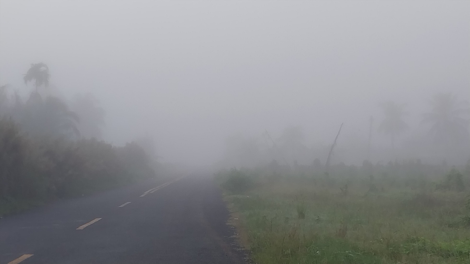Sương mù dày đặc xuất hiện sáng ngày 7.10 gây chú ý của người dân