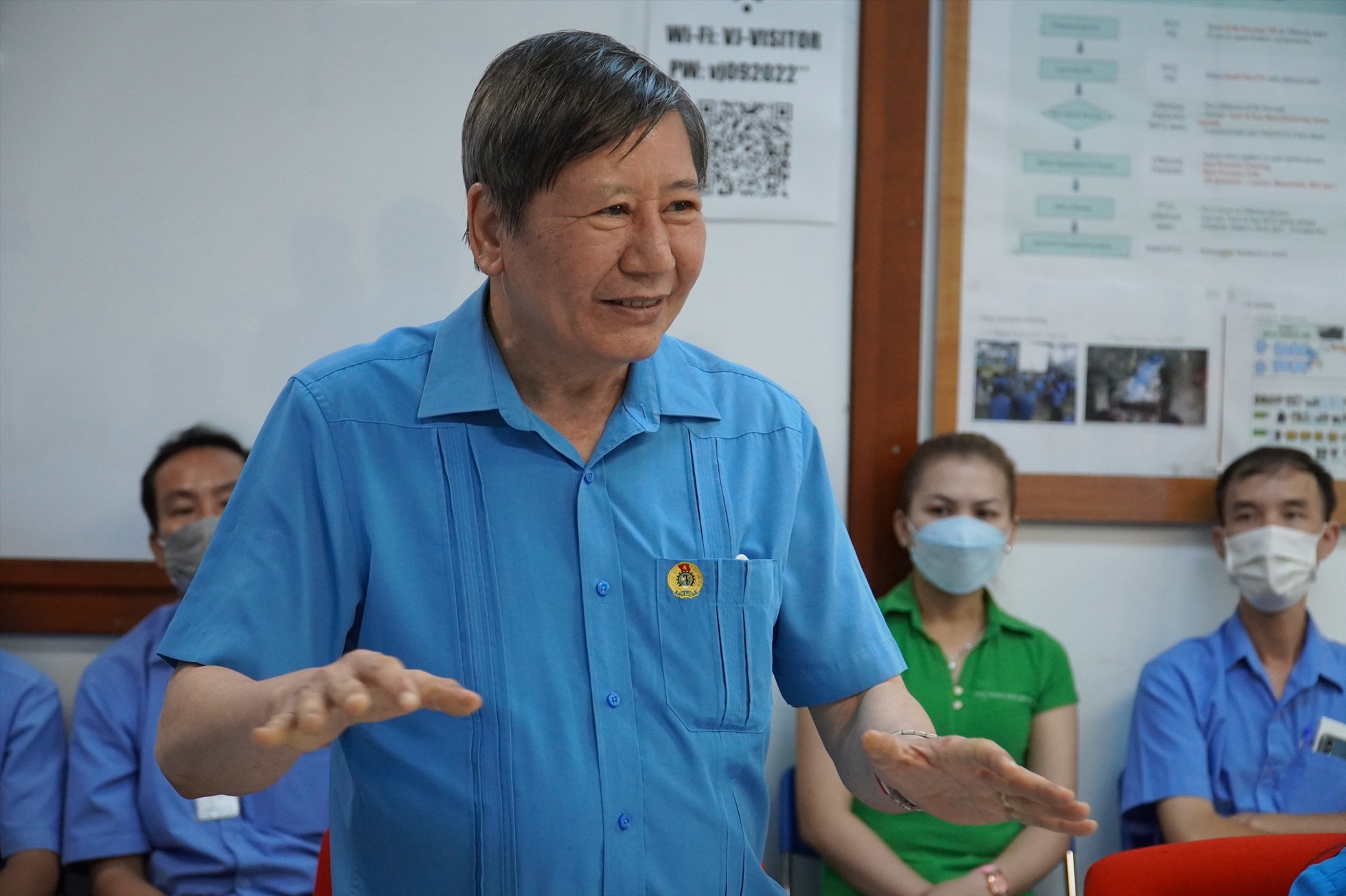 Phó chủ tịch thường trực Tổng LĐLĐVN Trần Thanh Hải chia sẻ với doanh nghiệp và người lao động. Ảnh: Hà Anh Chiến