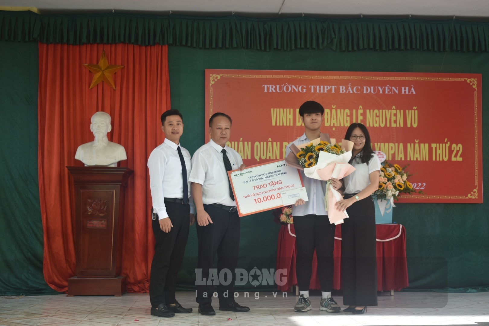 Các tổ chức, đơn vị, doanh nghiệp trao quà động viên Đặng Lê Nguyên Vũ và học sinh Trường THPT Bắc Duyên Hà. Ảnh: T.D