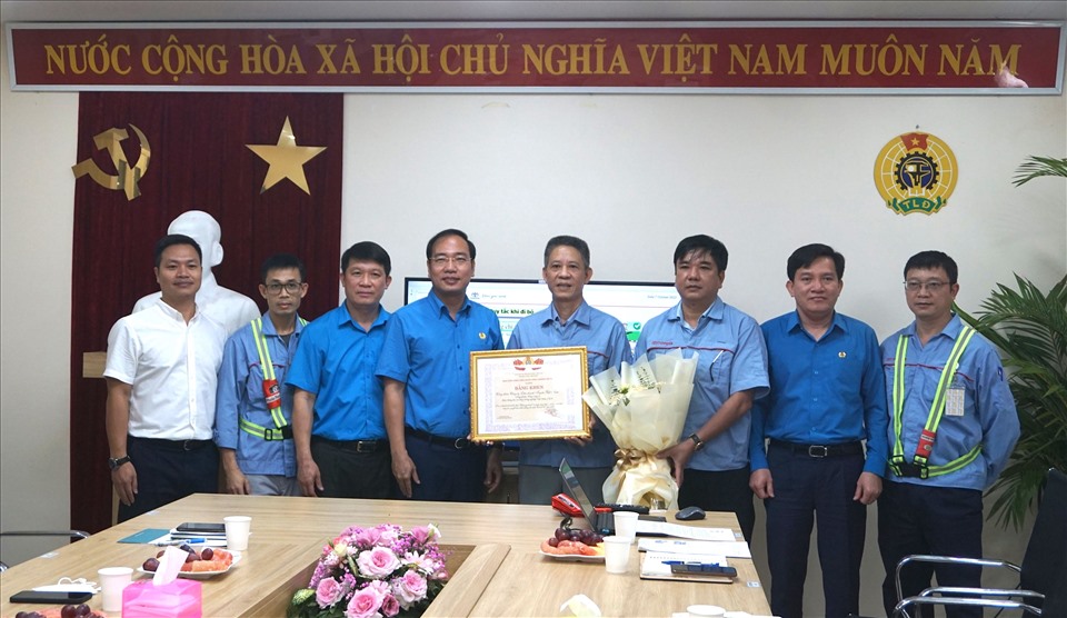 Lãnh đạo Công đoàn Công Thương Việt Nam tặng Bằng khen cho Công đoàn Công ty Toyota Việt Nam. Ảnh: Hà Anh