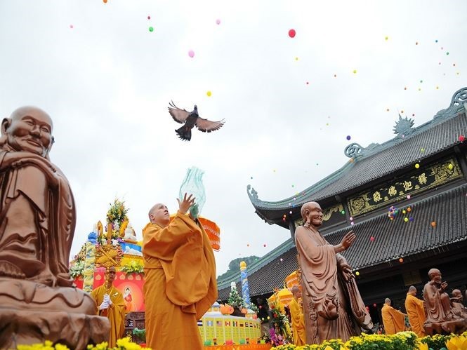 Nghi thức thả chim bồ câu tại Đại lễ Phật đản Vesak năm 2014. Ảnh: Ngọc Vân