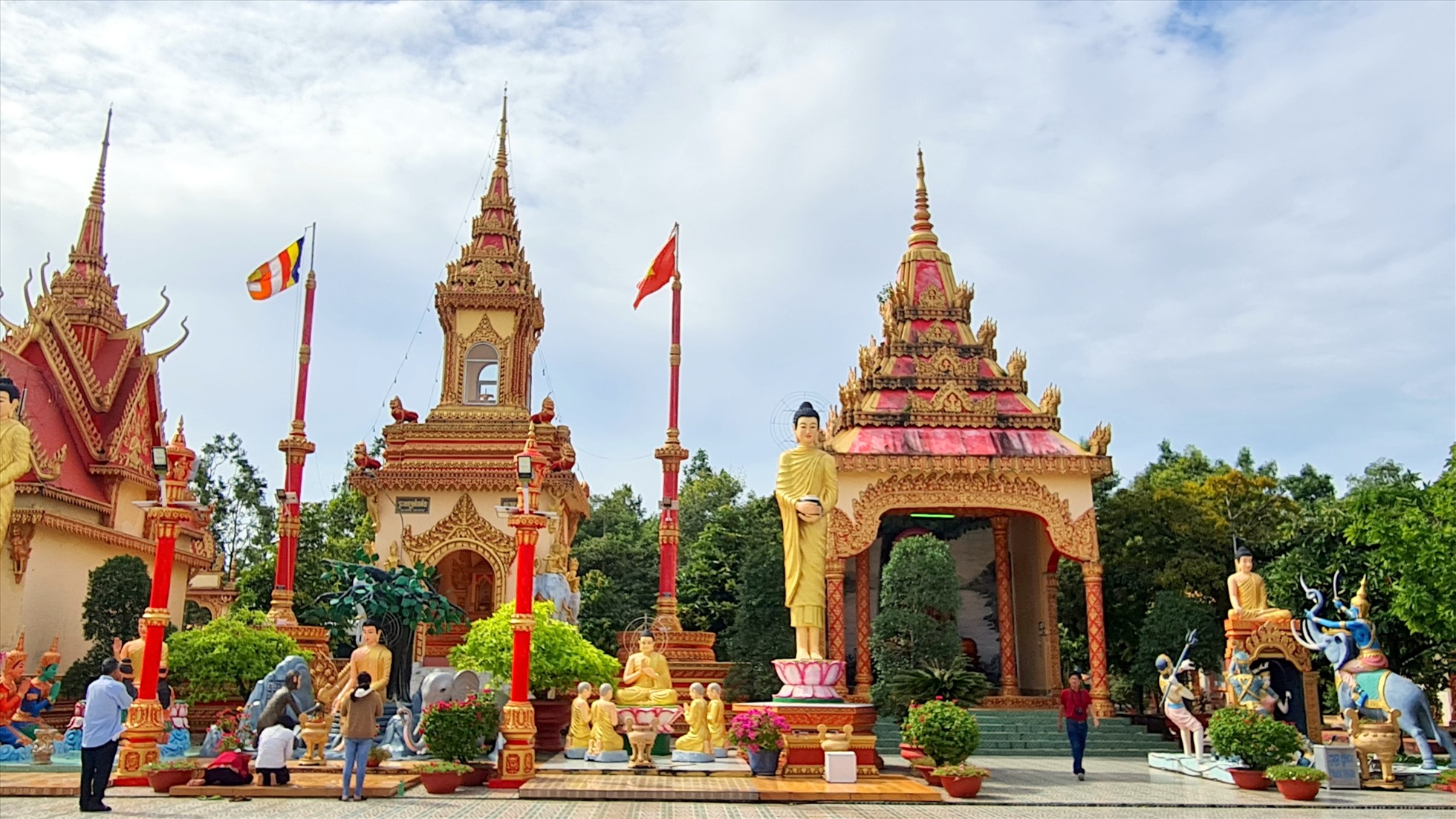 Đến Bạc Liêu vào những dịp lễ hội chùa Xiêm Cán được trang hoàng lộng lẫy. Không khí trong chùa những ngày này thật rộn ràng với ca hát, vũ hội…