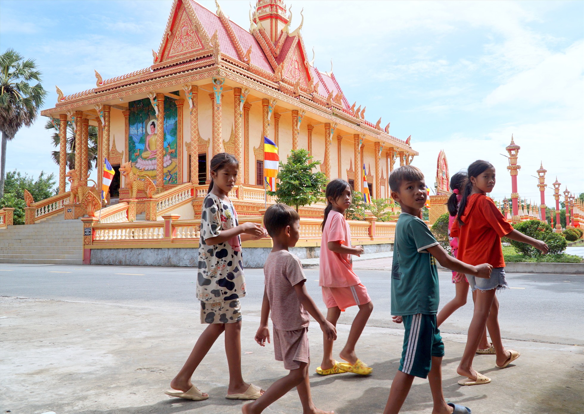 Ngoài việc thờ tự theo tín ngưỡng, Chùa Xiêm Cán còn là nơi sinh hoạt cộng đồng của đồng bào dân tộc Khmer trong vùng.