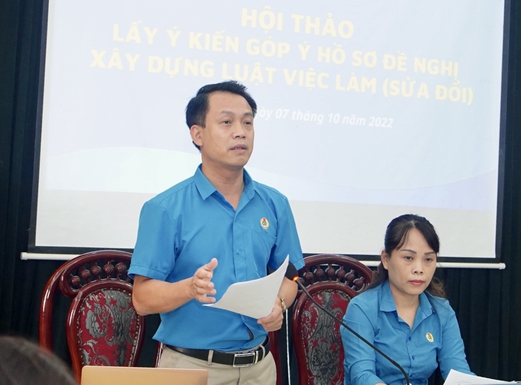 Đồng chí Nguyễn Chí Công, Phó Chủ tịch Liên đoàn Lao động tỉnh phát biểu kết luận hội thảo. Ảnh: Quỳnh Trang