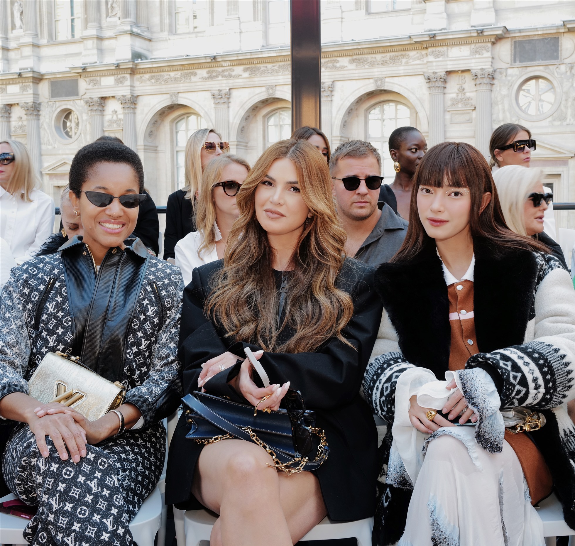 Khi dự show Louis V‌uitton, Châu Bùi còn chia sẻ những khoảnh khắc vô cùng thân thiết với tổng biên tập Harper's Bazaar Singapore - Kenneth Goh và xuất hiện trên kênh Instagram chính thức của tạp chí. Ảnh: NVCC.