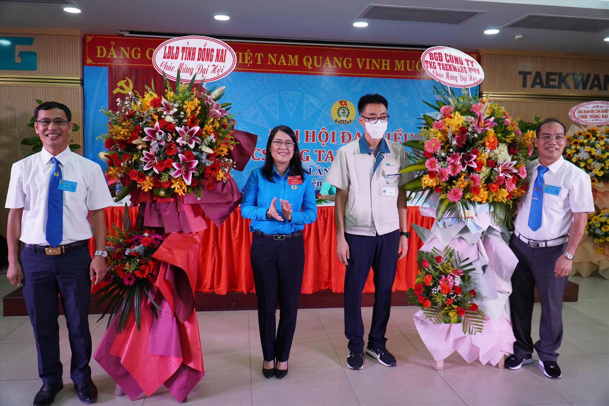 Lãnh đạo LĐLĐ tỉnh Đồng Nai và Ban giám đốc Công ty tặng hoa chúc mừng Đại hội. Ảnh: Hà Anh Chiến
