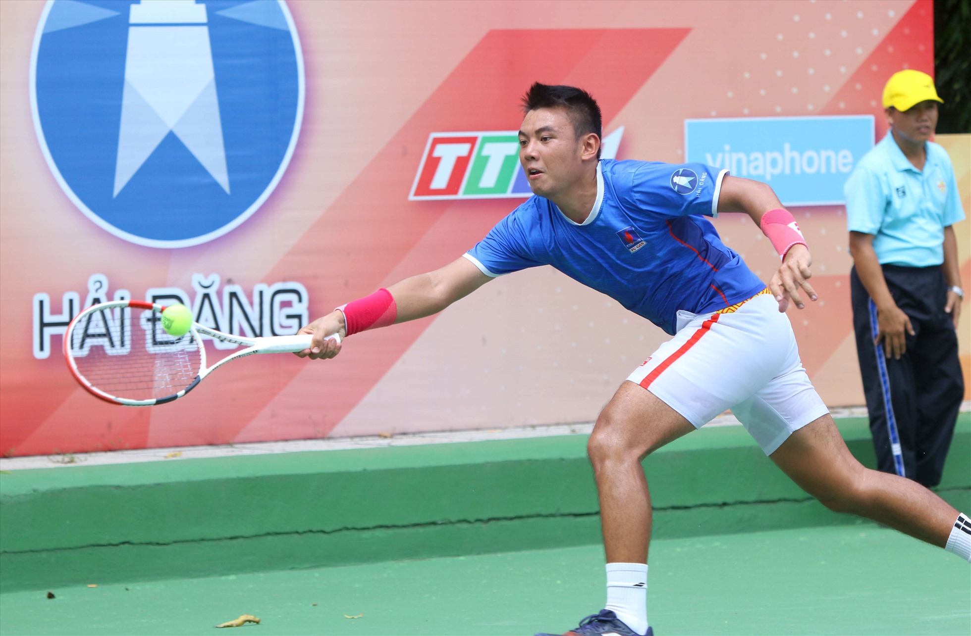 Hoàng Nam thi đấu bền bỉ trước tay vợt người Ấn Độ. Ảnh: VTF