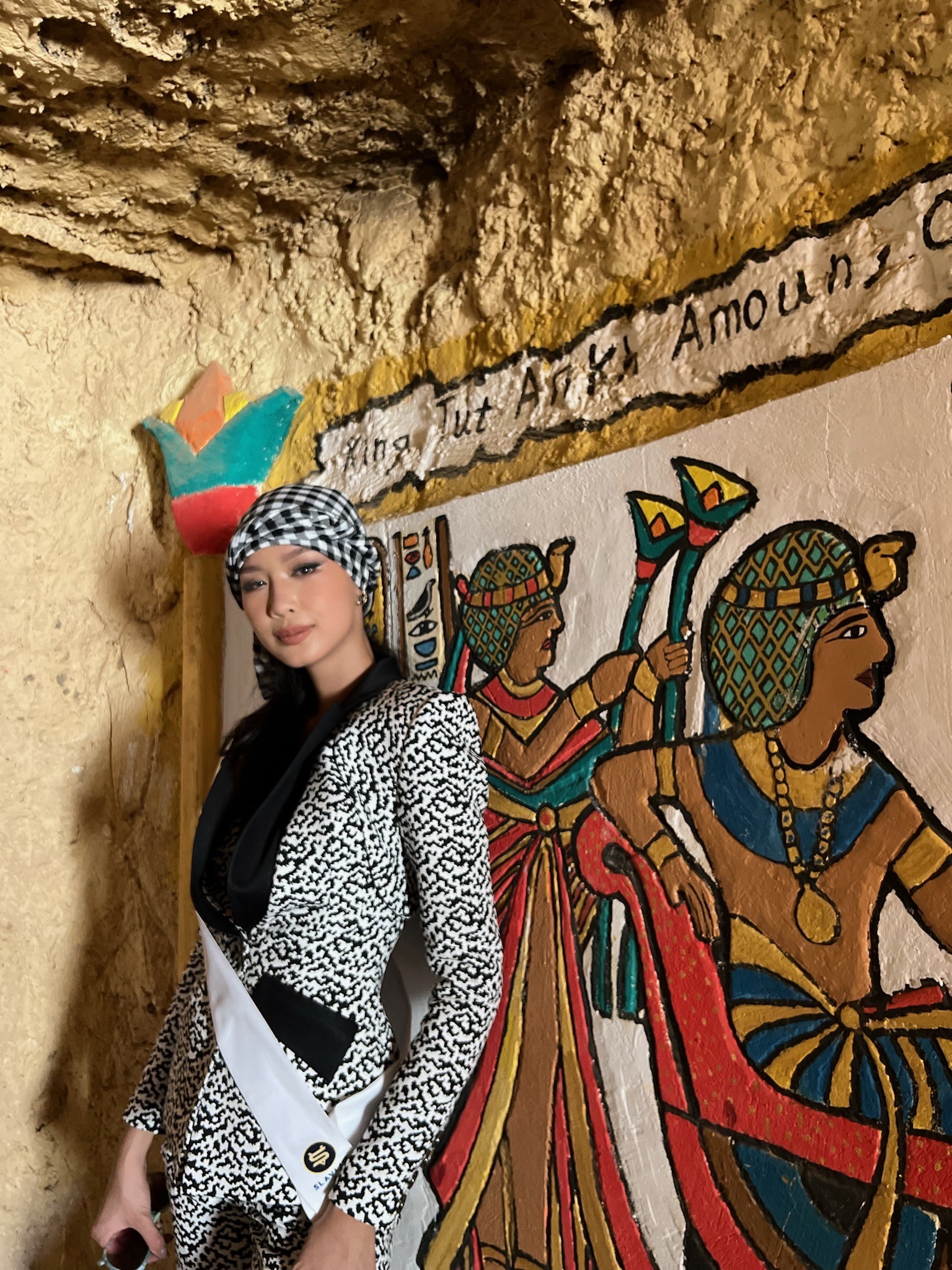 ng ta còn diện cho mình một bộ outfit cùng tone màu với chiếc khăn rằn hóa thân gái Cần Thơ để đến Ai Cập. T