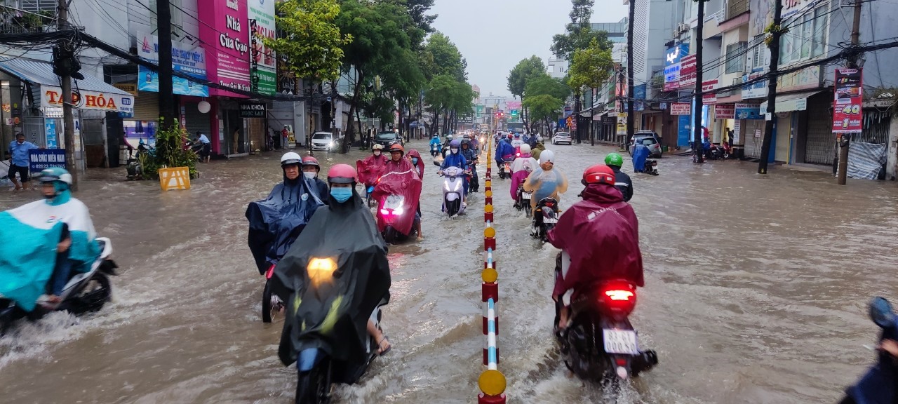 Cơn mưa nặng hạt kéo dài nhiều giờ đồng hồ ngày cuối tuần đã làm cho nhiều tuyến đường ở nội ô TP Cần Thơ ngập nặng.
