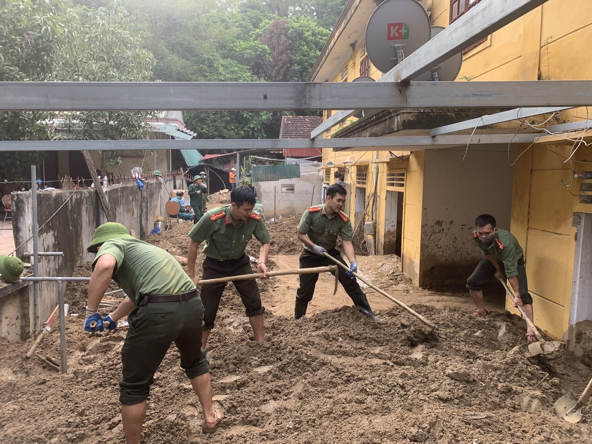 Ngay từ sáng sớm, các cán bộ, chiến sĩ công an tỉnh Nghệ An đã khẩn trương bắt tay vào công việc dọn dẹp khối lượng bùn đất khổng lồ, giải phóng dần dần các công trình bị bùn, đất đá bủa vây.