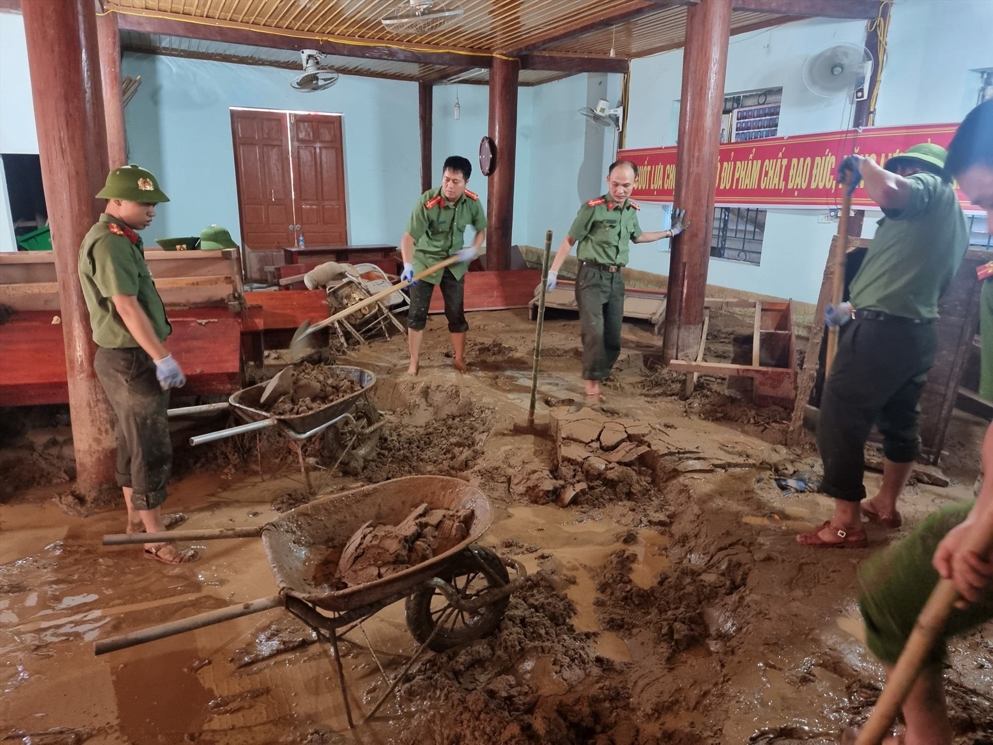 Không chỉ nhà dân, nhiều nhà công vụ của huyện Kỳ Sơn cũng bị bùn tràn ngập sau lũ quét, được lực lượng công an tỉnh giúp “giải cứu“.