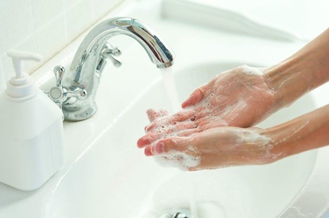 Tránh rửa tay quá nhiều, tùy thuộc vào cơ địa, làn da của bạn có thể bị bong tróc. Ảnh: Vinmec