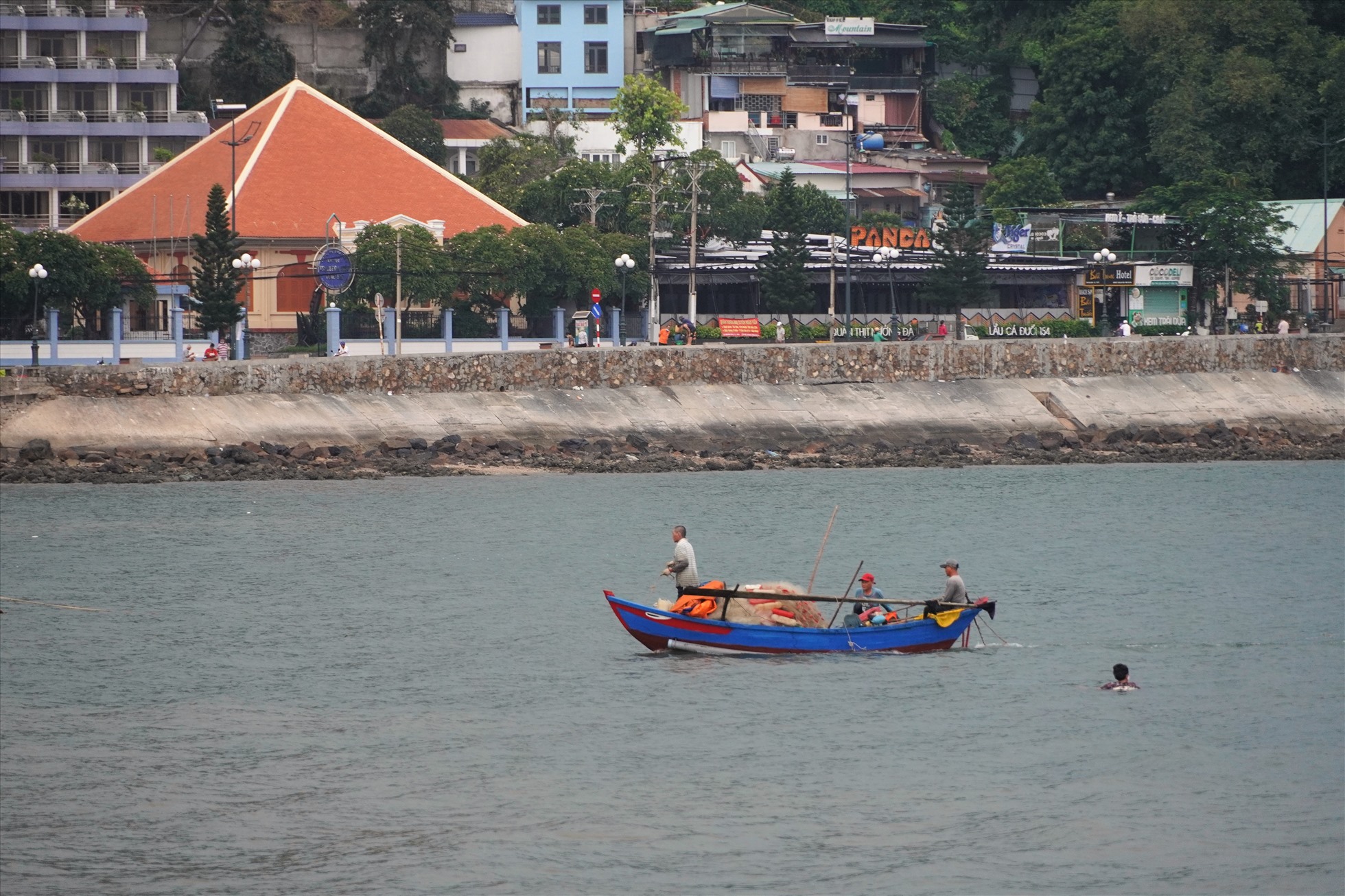 Ra khơi từ khoảng 3h sáng. Sau hơn 3h đánh bắt trên biển, khoảng 6h30 thì các ghe tàu đánh bắt cá mai bắt đầu cập vào bờ.