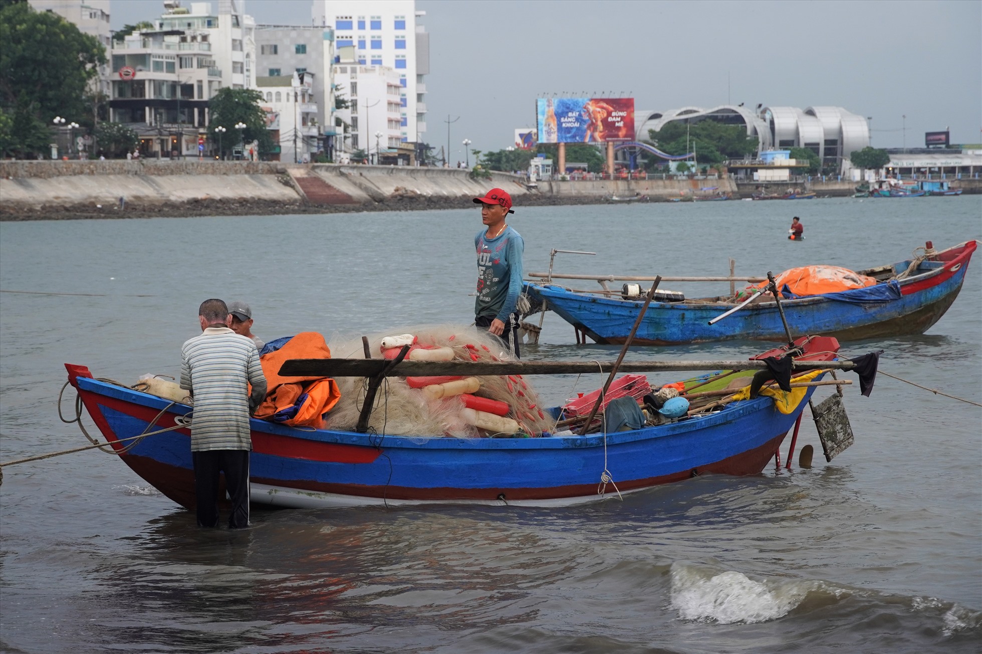 Vào đến bờ, các phương tiện nhanh chóng neo đậu, cố định và di chuyển các tấm lưới sang bạt để mang lên bờ.