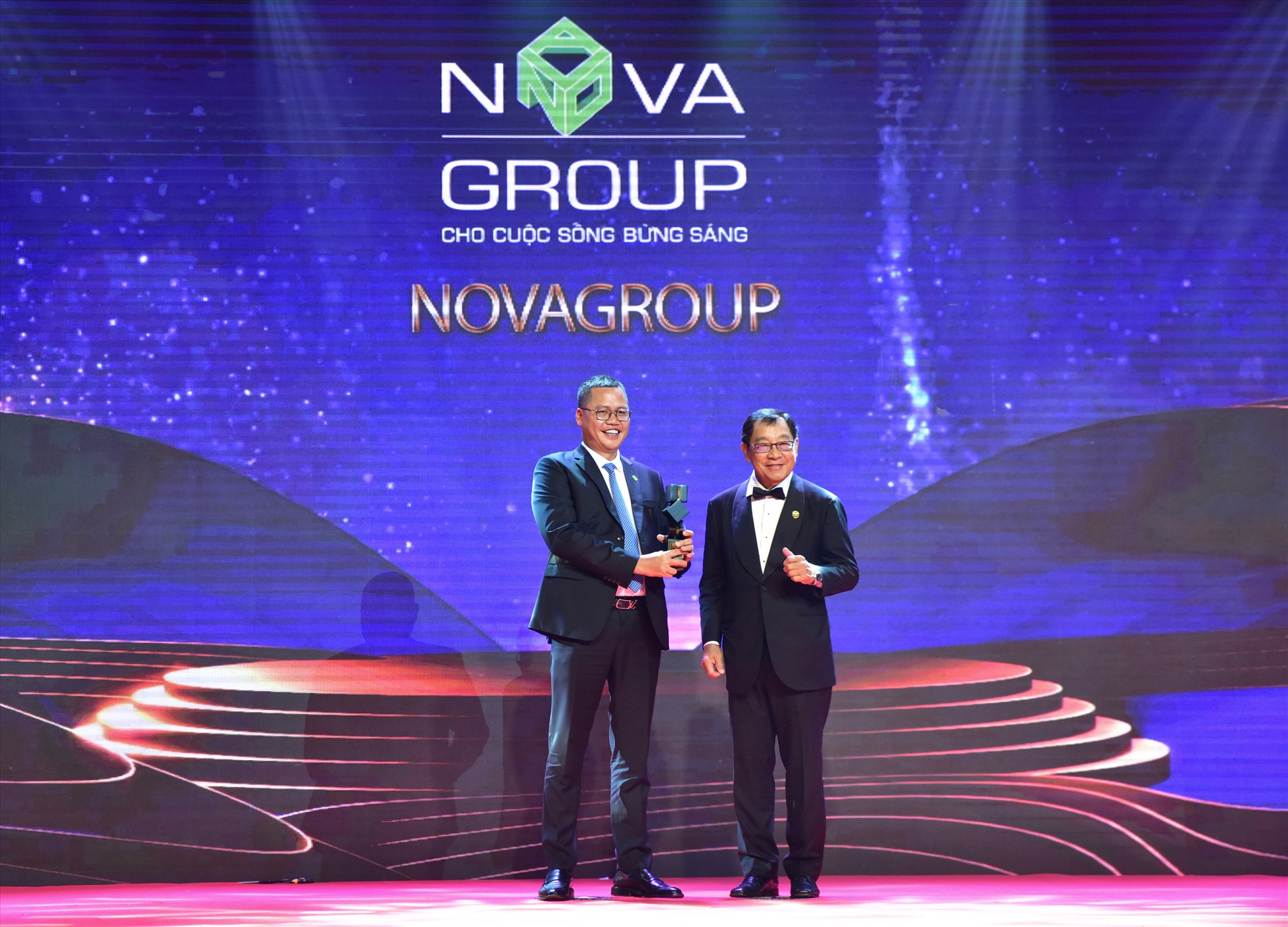 Đại diện NovaGroup nhận giải “Doanh nghiệp xuất sắc châu Á”
