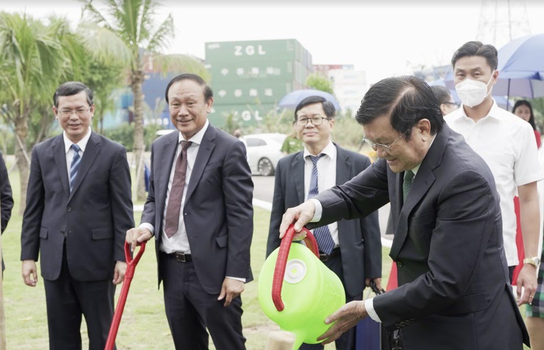 Nguyên Ủy viên Bộ Chính trị, Nguyên Chủ tịch nước Trương Tấn Sang đến dự lễ khai giảng và trồng cây lưu niệm tại khuôn viên trường.
