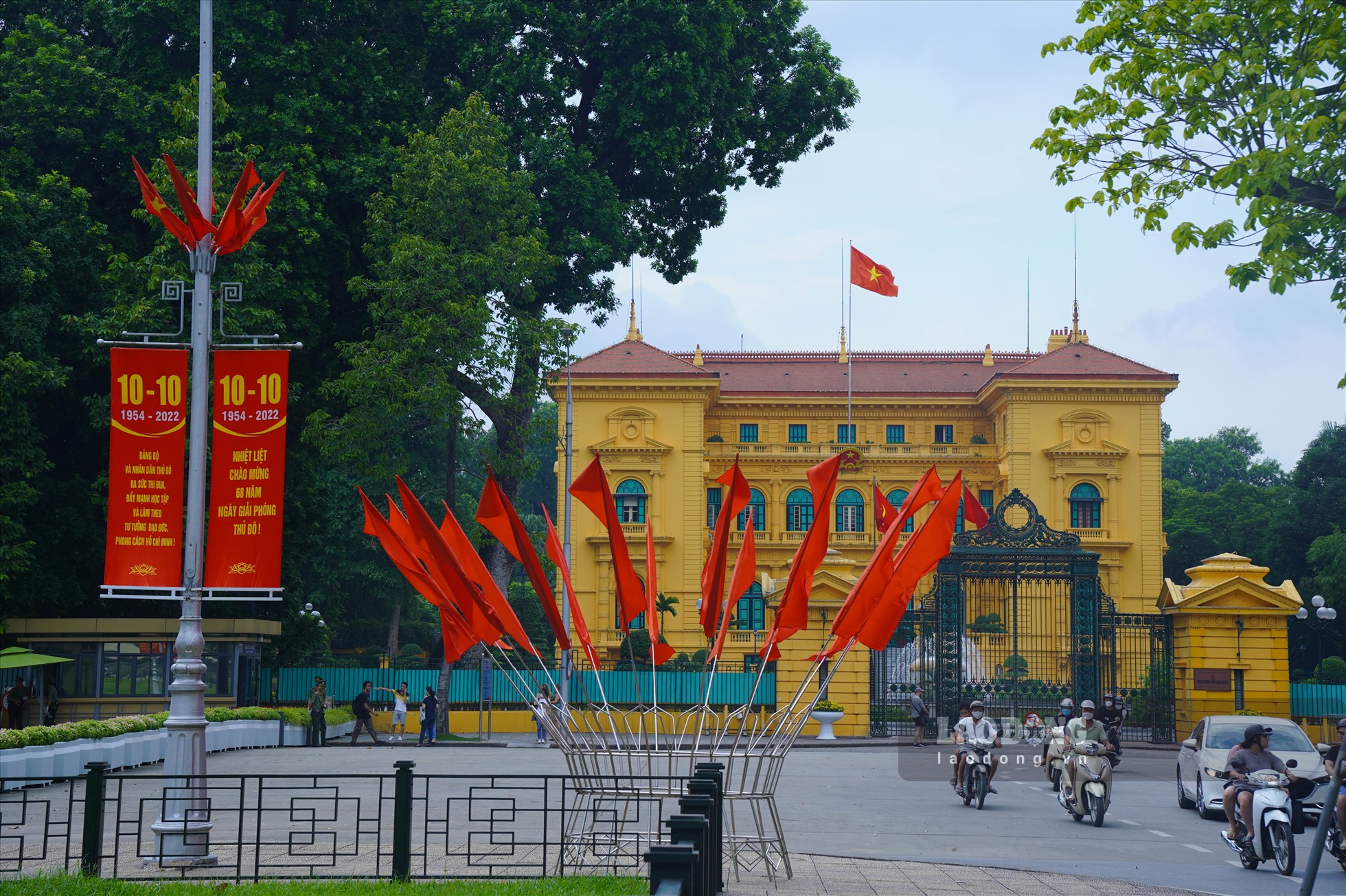 Băng rôn treo dọc tuyến phố Hoàng Văn Thụ, trước Phủ Chủ tịch.