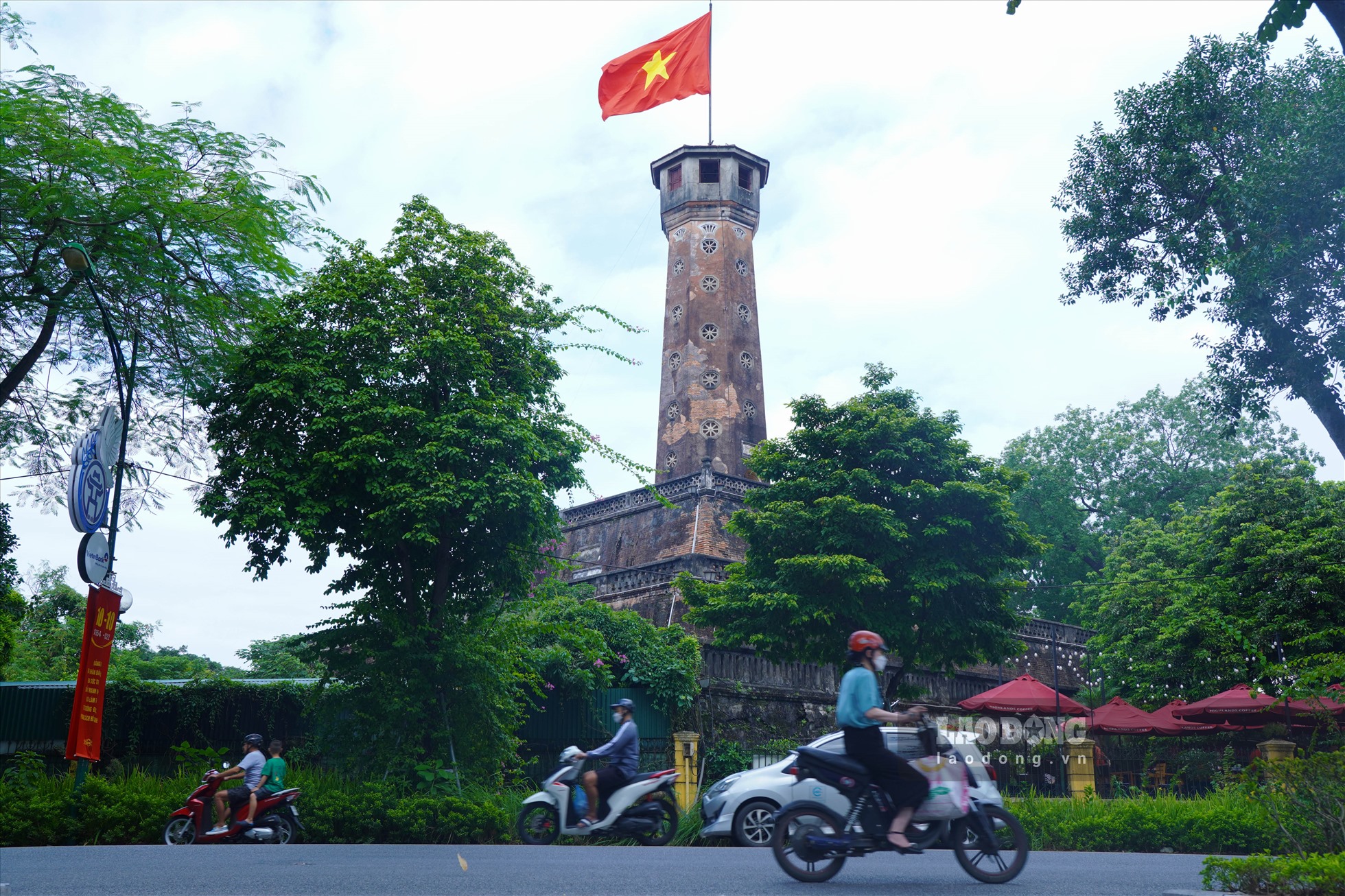 Những lá cờ Tổ quốc trở thành biểu tượng thiêng liêng của phố phường Hà Nội trong những ngày này.