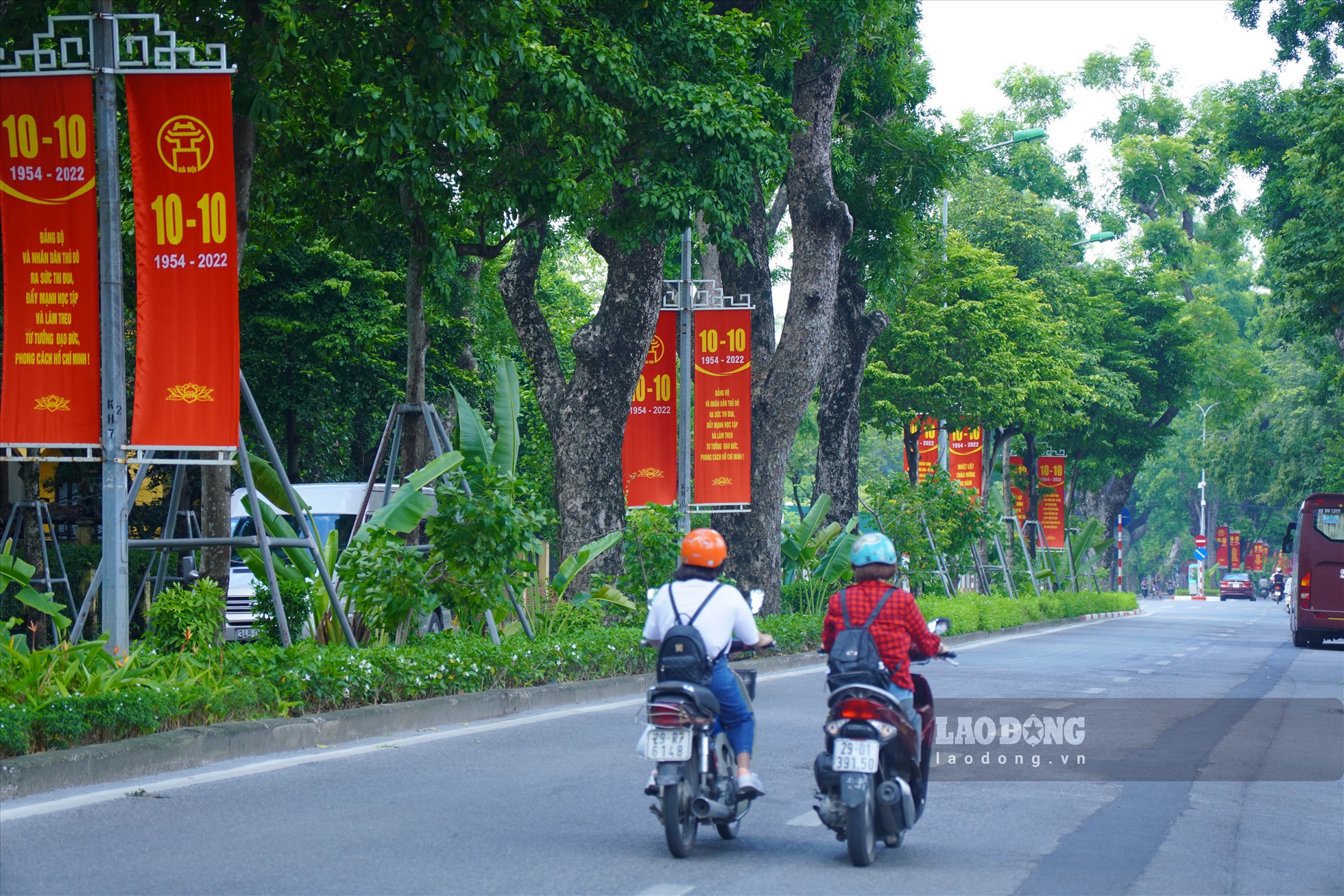 Băng rôn đỏ thắm trên đường Nguyễn Tri Phương.