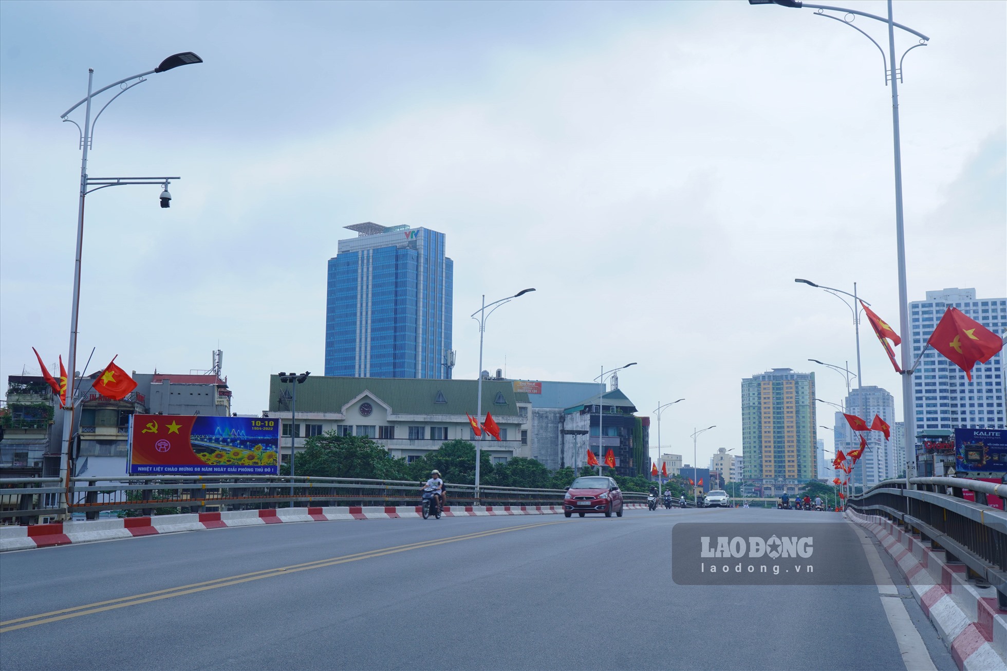 Cầu vượt Liễu Giai - Nguyễn Chí Thanh rực rỡ chào mừng ngày 10.10.